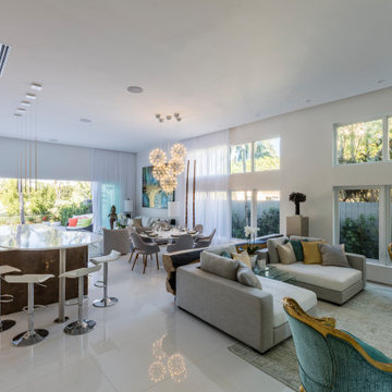Open Space - TV - Dining - Living space next to the garden