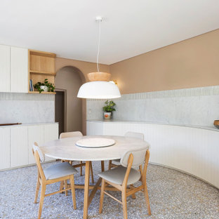 Mittelgroße Moderne Wohnküche mit oranger Wandfarbe und grauem Boden in Sydney