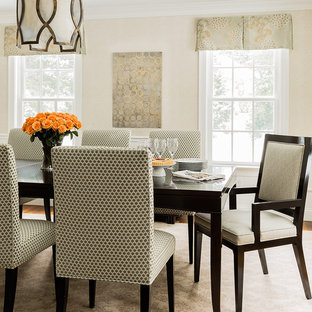 ボストンの広いトランジショナルスタイルのLDKの画像 (ベージュの壁、無垢フローリング、暖炉なし、茶色い床)