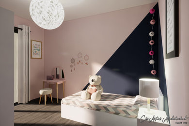 Imagen de dormitorio infantil escandinavo de tamaño medio con paredes azules, suelo de madera clara, suelo beige y papel pintado