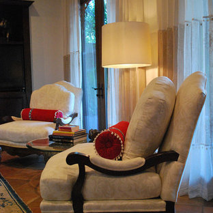 Diseño de salón para visitas abierto, mediterráneo, de tamaño medio, sin chimenea y televisor, con paredes beige, suelo de baldosas de terracota y suelo naranja