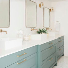 95 Upstairs Hall Bath