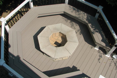 Inspiration for a timeless deck remodel in Cleveland