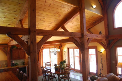 Example of an arts and crafts home design design in Chicago