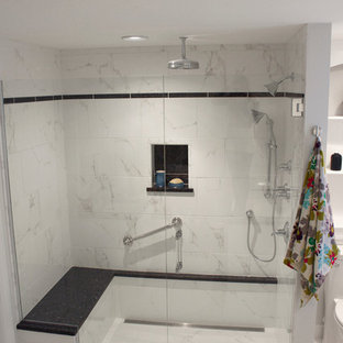 Foto di una grande stanza da bagno padronale moderna con lavabo sottopiano, ante con bugna sagomata, ante bianche, top in granito, doccia a filo pavimento, WC monopezzo, piastrelle bianche, piastrelle in gres porcellanato, pareti grigie e pavimento in gres porcellanato