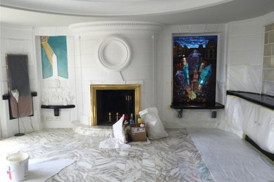Réalisation d'une grande salle de séjour tradition ouverte avec un mur blanc et un sol multicolore.