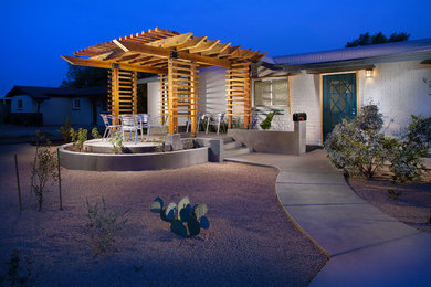 Inspiration for a modern patio remodel in Phoenix