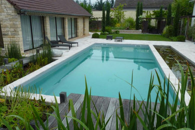 Exemple d'une piscine tendance.