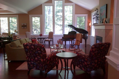 Example of a classic living room design in Toronto