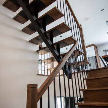 Hardwood metal stringer staircase / Escalier de bois franc avec limon central en