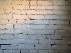 Чем покрасить кирпичную стену и что нужно знать