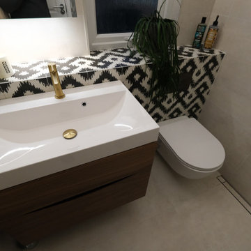Discreet shower drain