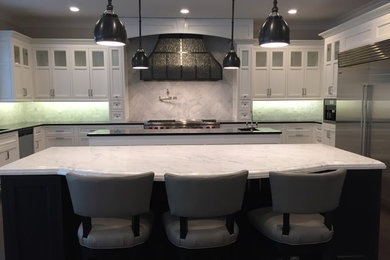 Kitchen - traditional kitchen idea in New York