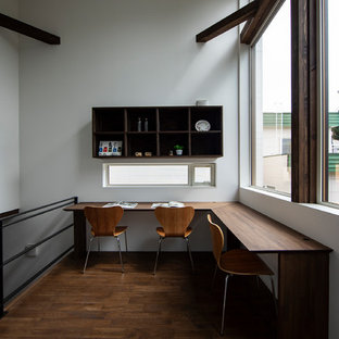 札幌のモダンスタイルのおしゃれなホームオフィス・仕事部屋 (白い壁、濃色無垢フローリング、自立型机、茶色い床) の写真