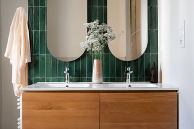 Idées déco pour une grande salle de bain principale contemporaine avec des portes de placard marrons, un carrelage vert, des carreaux de céramique, un mur beige, un sol en carrelage de céramique, un lavabo de ferme, un sol beige, meuble double vasque et meuble-lavabo sur pied.