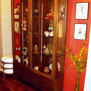 Inspiration för en mellanstor eklektisk hall, med orange väggar, mellanmörkt trägolv, en dubbeldörr och en vit dörr