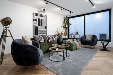 Großes Modernes Heimkino mit braunem Holzboden und Leinwand in London