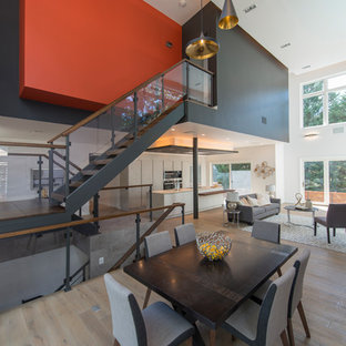 Offenes Modernes Esszimmer mit oranger Wandfarbe und grauem Boden in Washington, D.C.