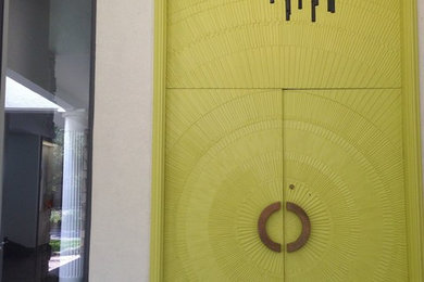 Entryway - 1960s entryway idea in Boston