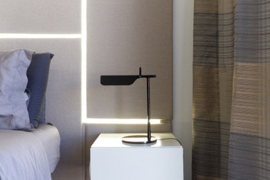 Idee per una camera matrimoniale minimal di medie dimensioni con pareti bianche, pavimento in gres porcellanato, pavimento grigio e soffitto ribassato