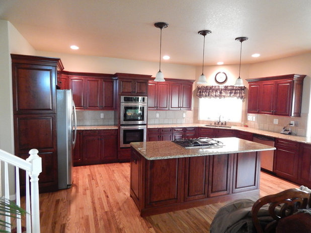 Traditional  by Custom Classic Cabinetry