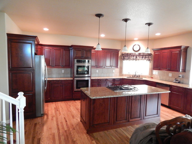 Traditional  by Custom Classic Cabinetry