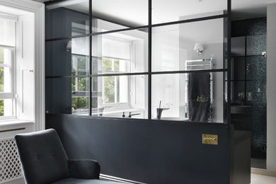 Idée de décoration pour une grande salle de bain principale victorienne en bois foncé avec un placard à porte affleurante, une douche à l'italienne, WC suspendus, un carrelage beige, des carreaux de céramique, un mur bleu, un sol en carrelage de céramique et une vasque.