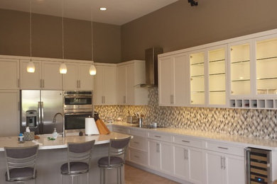 Kitchen - traditional kitchen idea in Phoenix