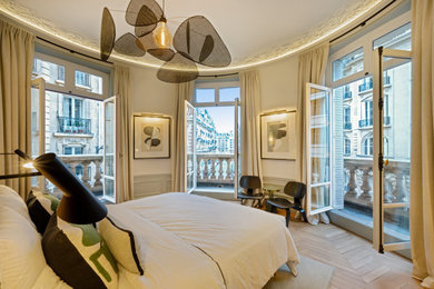 Imagen de habitación de invitados actual grande con paredes blancas