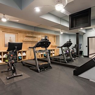 Foto på ett mellanstort vintage hemmagym med grovkök, med grått golv och grå väggar