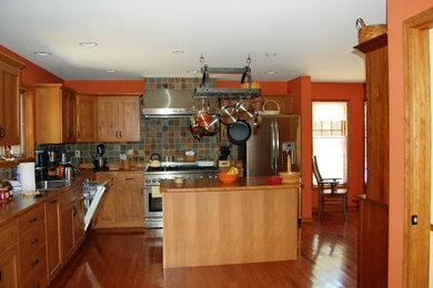 Kitchen - traditional kitchen idea in Cincinnati