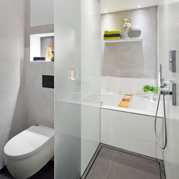 Die Dusche als Durchgang zur Badewanne