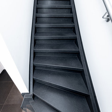 Treppenrenovierung einer Holztreppe mit schwarzen Steinstufen und LED Licht