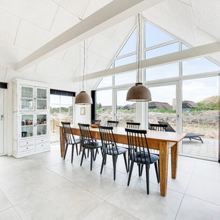 エスビャールの広い北欧風 LDKの画像 (白い壁、暖炉なし、白い床)