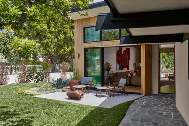 Example of a mid-century modern patio design in Orange County