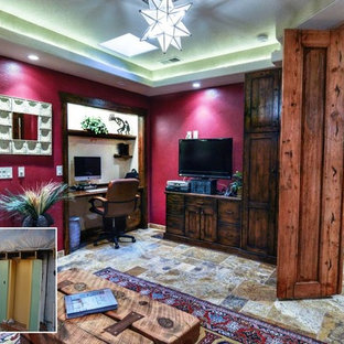 Mediterranes Wohnzimmer mit rosa Wandfarbe und Travertin in Albuquerque