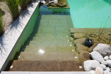 Moderner Pool mit Wasserspiel in Sonstige