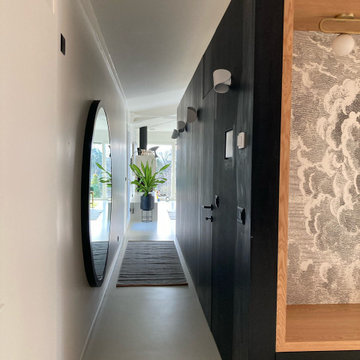 bloc entrée noir avec banc et papier-peint Fornasetti