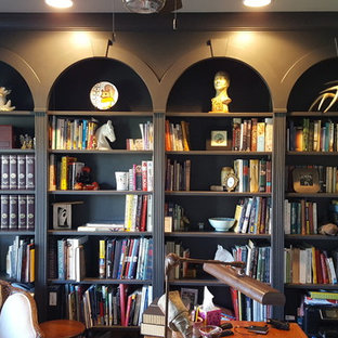 Idee per uno studio vittoriano di medie dimensioni con libreria, pareti verdi e scrivania autoportante