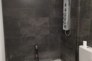 Diseño de cuarto de baño minimalista con ducha a ras de suelo