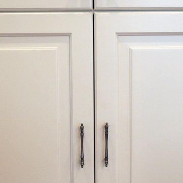 Eat in Kitchen Maximizes Both Storage and Entertainment Space