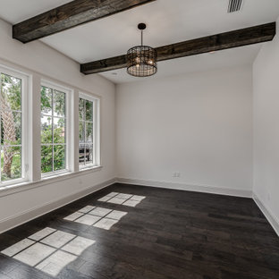 Großes Mediterranes Arbeitszimmer mit Arbeitsplatz, weißer Wandfarbe, braunem Holzboden, braunem Boden und freigelegten Dachbalken in Jacksonville