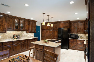 Example of a classic kitchen design in Austin