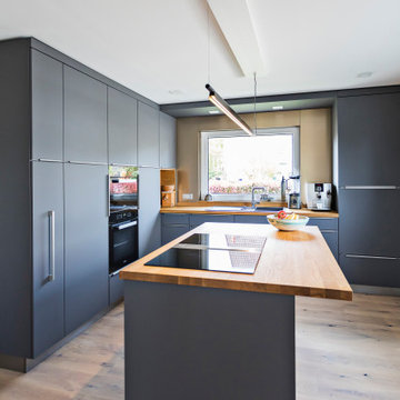 Küche mit anti-fingerprint Oberflächen, Eichenarbeitsfläche, Bora u Miele Geräte