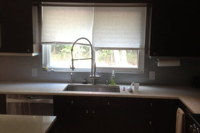 Example of a minimalist kitchen design in New York