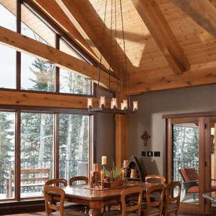 エドモントンの中サイズのラスティックスタイルのLDKの画像 (グレーの壁、濃色無垢フローリング)