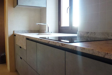 Esempio di una cucina scandinava di medie dimensioni con lavello integrato, ante lisce, ante grigie, top in granito, paraspruzzi beige, elettrodomestici da incasso, pavimento in marmo, pavimento beige e top multicolore