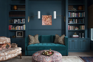 Идея дизайна: домашняя библиотека среднего размера в стиле неоклассика (современная классика) с синими стенами, светлым паркетным полом, отдельно стоящим рабочим столом и коричневым полом без камина