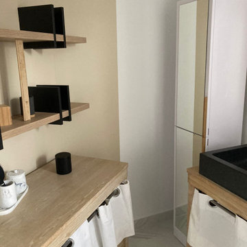 Salle de bain beige et bois