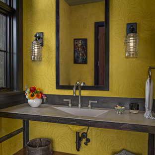 Ispirazione per un bagno di servizio stile marinaro con pareti gialle, parquet scuro, lavabo integrato e top grigio